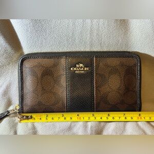 Coach Classic Logo Zip Wallet